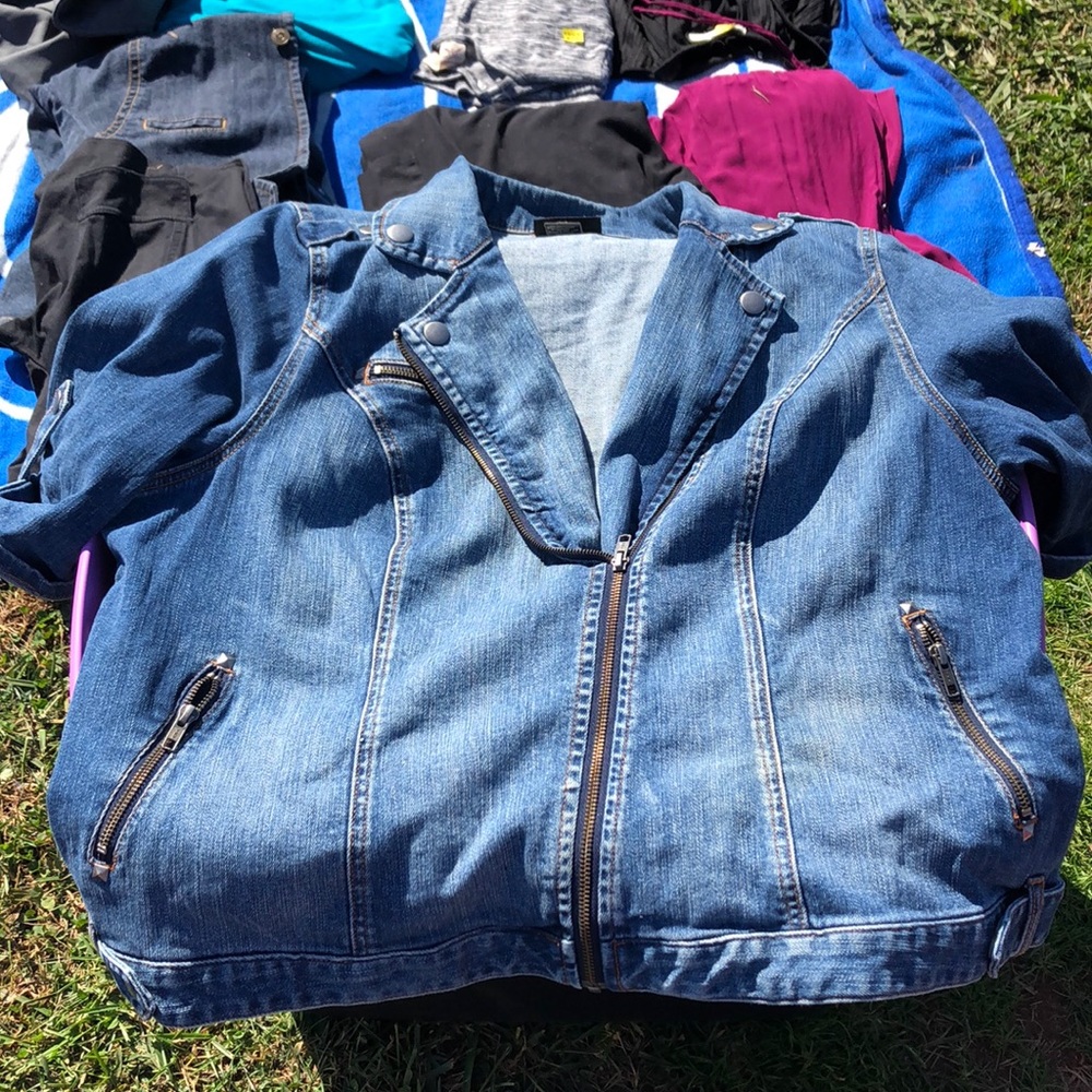 Short sleeves jean jacket.